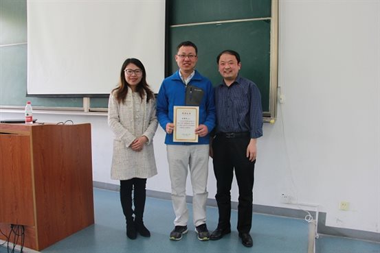 C:UserswangluDesktop联盟新闻8年12月-2019年3月联盟新闻上海交通大学图2杨志孙亚男共同为张益林颁发授课证书.JPG